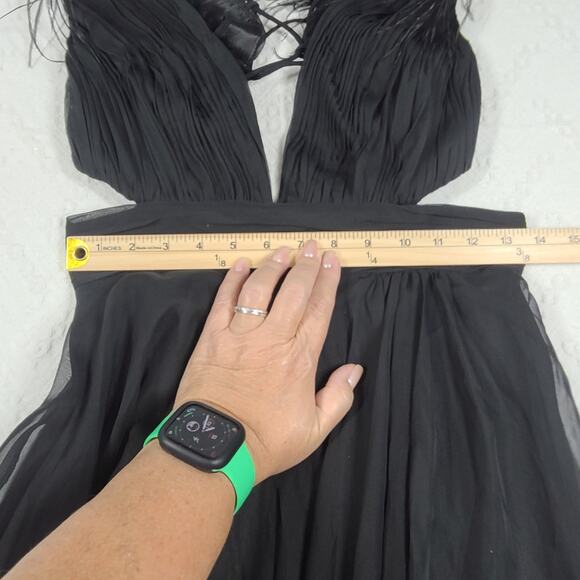 Mac Duggal 68113 black plunge faux ostrich feather A-line gown Size 4 Formal - Picture 8 of 15